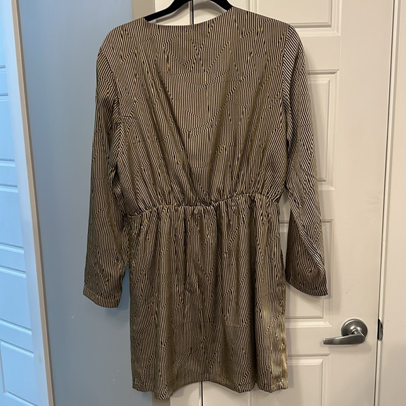 Geometric Long Sleeve Dynamite Dress - Picture 3 of 4